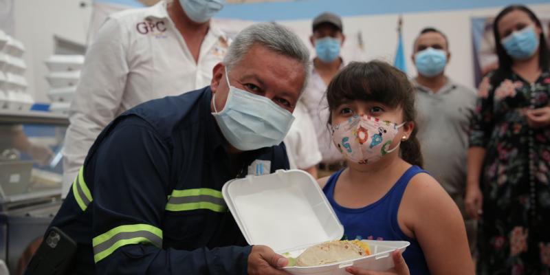 Ministro de Desarrollo Social y usuaria de Comedor Social en San José del Golfo