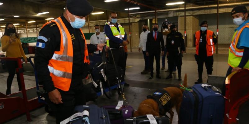 Supervisan trabajo del personal operativo antinarcótico en el aeropuerto