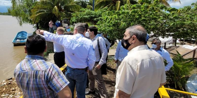 Viceministro Angel Lavarreda junto a comitiva de Honduras