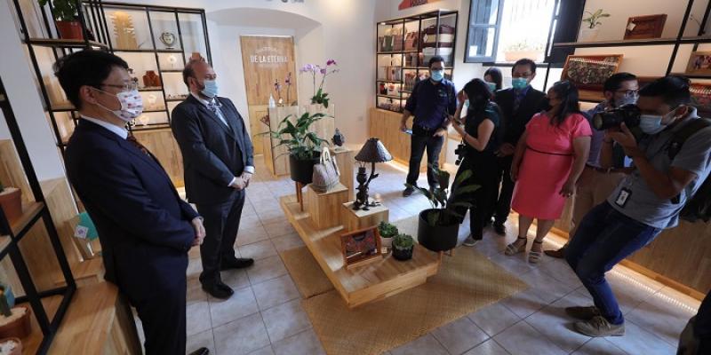 De Izq. a Der. se observa a el Embajador de la República de China (Taiwán), Li-Cheng Cheng y al el Ministro de Economía, Antonio Malouf, durante la inauguración de la tienda.