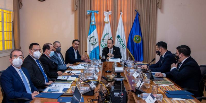 Presidente Alejandro Giammattei visita el MARN y se reúne con el ministro Mario Rojas Espino.