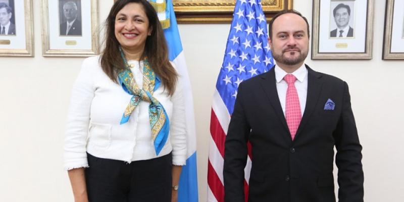 Uzra Zeya y Pedro Brolo