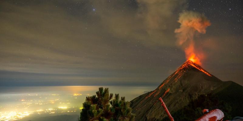 Vista al volcán de Fuego. Foto de archivo.