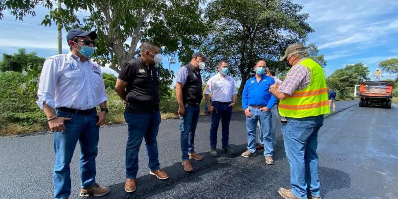Ministro de Comunicaciones, Javier Maldonado en supervisión del los trabajos de recapeo en autopista 
