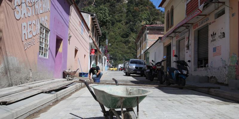 Fodes mejora calle en Panajachel, Sololá