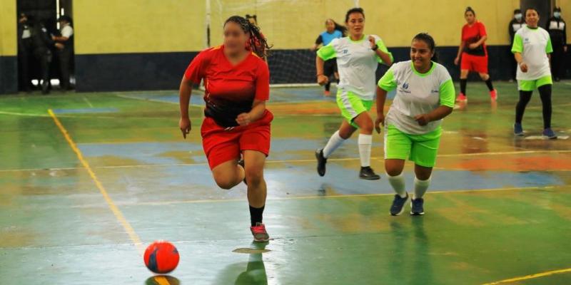 Las jóvenes expusieron todo su potencial en la cancha. 