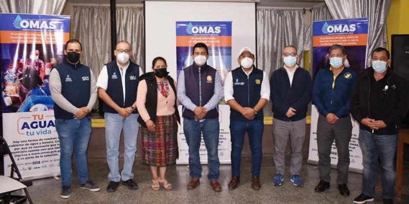 Personal de Fodes y municipalidad de Totonicapán en reunión para conformar OMAS