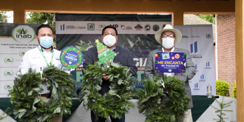 Fotografía de inauguración de Ferias del Pinabete por parte del INAB, CONAP y ANPROPIGUA 