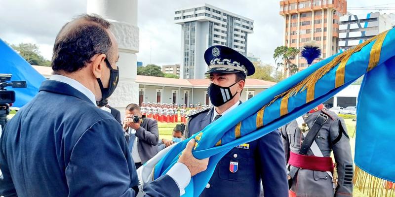 Asumiendo como nuevo Ministro de la Defensa el General de División Henry Yovani Reyes Chigua, 