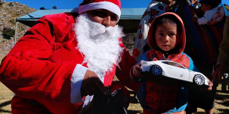 Entrega de obsequios a los niños de aldea Twilan, Huehuetenango.