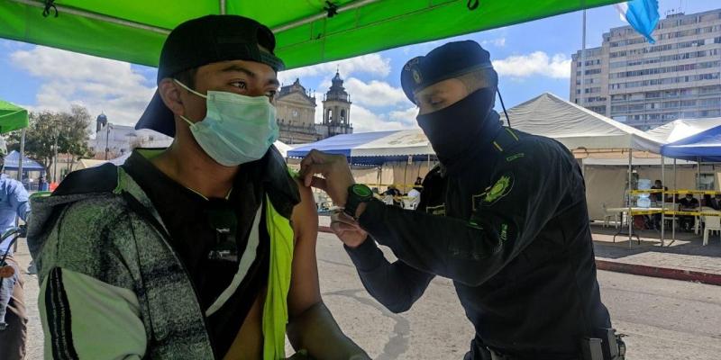Mediante la campaña en contra del COVID-19 la PNC ha vacunado a 199 mil 880 personas