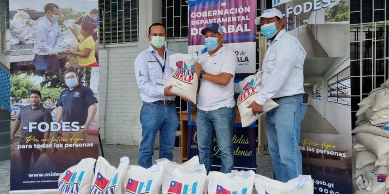 Personal de Fodes entrega dotación de arroz en Izabal