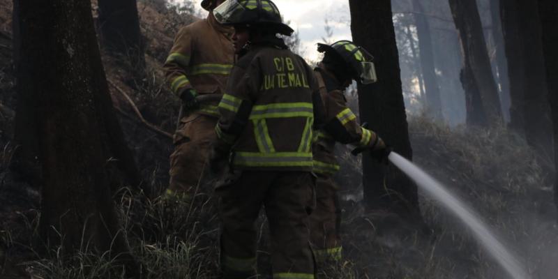Sistema CONRED atiende incendio en el departamento de Guatemala. Foto de archivo.
