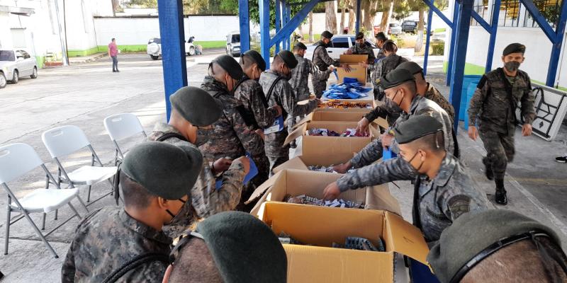 Ejército de Guatemala apoya en la preparación de kits con medicamentos para pacientes de COVID-19 con síntomas leves