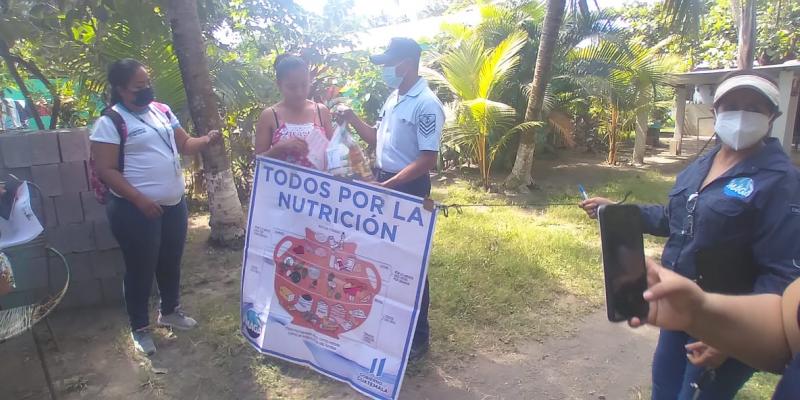 Ejército de Guatemala entrega víveres para combatir desnutrición aguda en niños de Escuintla