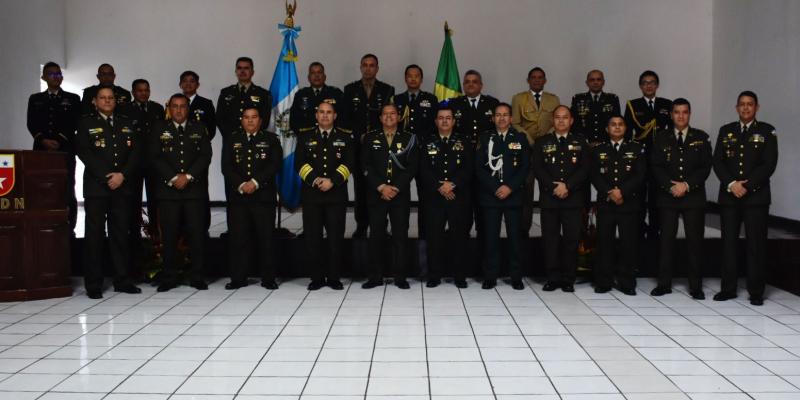 Jefe del Estado Mayor de la Defensa Nacional condecoró al Agregado de Defensa de Brasil