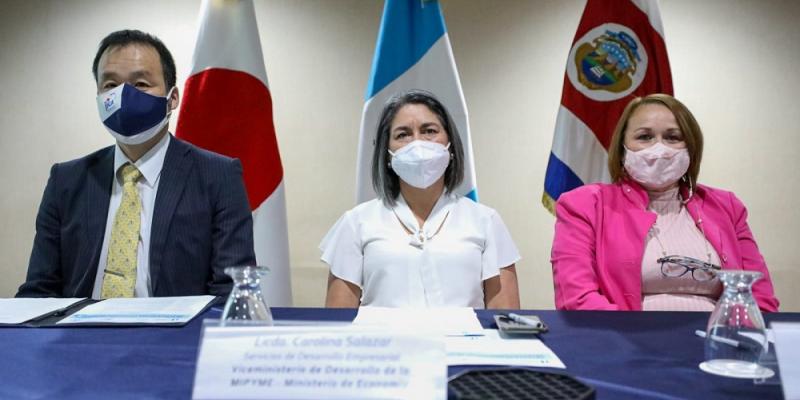 De derecha a izquierda se observa al representante Residente, JICA Guatemala, Naotaka Yamaguchi; la Directora de Servicios Empresariales de la MIPYME, Carolina Salazar; y Zianne Ramírez, Líder de País UTN-CECAPRO-JICA.