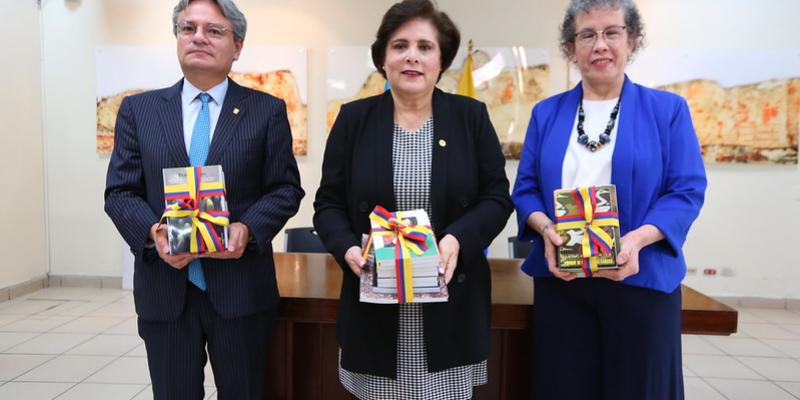 Ecuador dona colección literaria a Biblioteca Nacional de Guatemala 