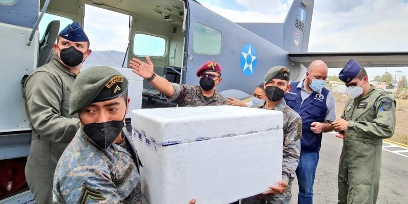 Fuerza Aérea Guatemalteca trasladó a Huehuetenango 45 mil vacunas contra el Coronavirus COVID-19