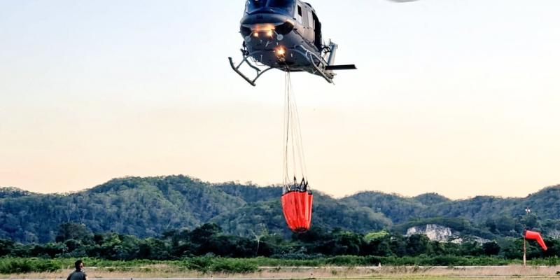 Comando Aéreo del Norte pone a prueba sistema “Bambi Bucket” para combatir incendios desde el aire