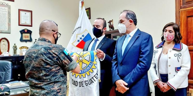 Ministerio de la Defensa Nacional condecoró al Club Rotario Ciudad de Guatemala por su apoyo durante los fenómenos naturales Eta e Iota