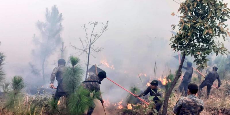 Ejército de Guatemala continúa acciones para sofocar incendio forestal en Chiché, Quiché