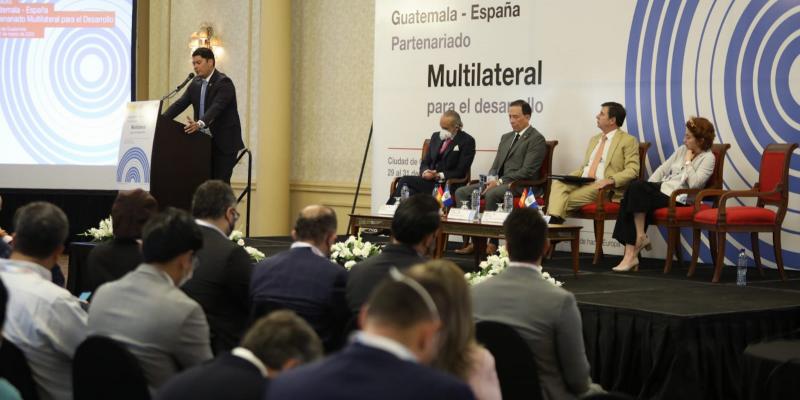 El ministro de Economía, Janio Rosales, durante su intervención.