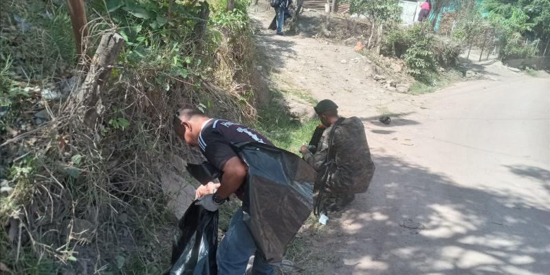Ejército de Guatemala realizó actividad de deschatarrización en Jutiapa