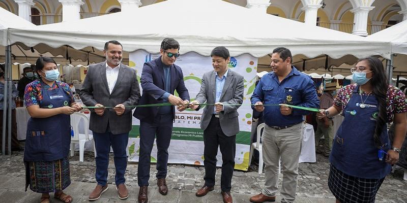 El ministro de economía, Dr. Janio Rosales (tercero de Izq. a Der.) procede a cortar la cinta de inauguración del evento.