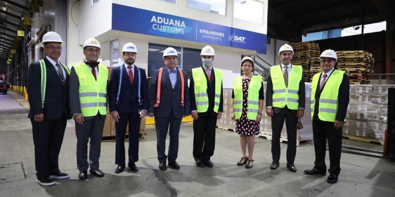 La Viceministra de Integración y Comercio Exterior, María Luisa Flores (tercera de Der. a Izq.) participó en la reunión con personeros del Banco Mundial.