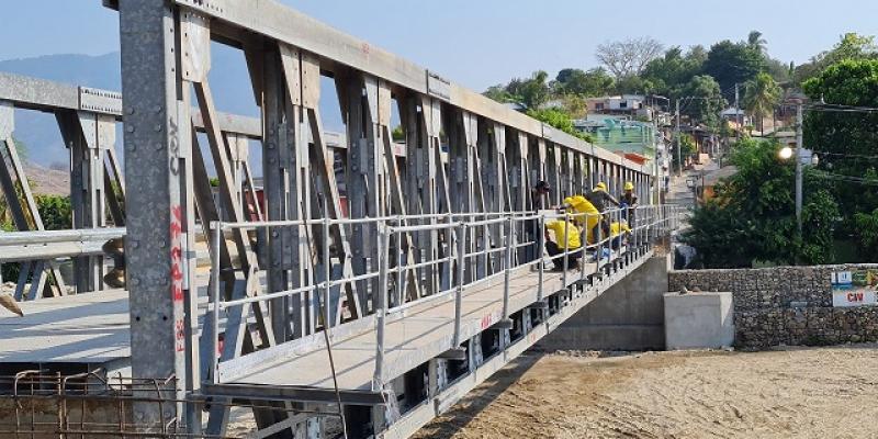 Cuerpo de Ingenieros del Ejército ultima detalles para habilitar tránsito sobre puente de emergencia en Gualán, Zacapa