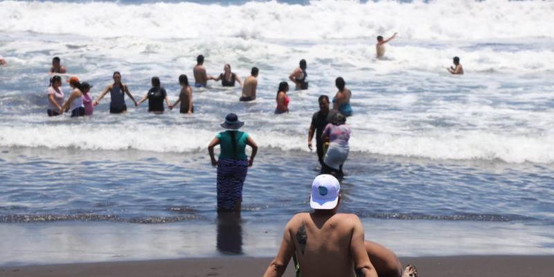 Veraneantes tienen playas limpias en Semana Santa