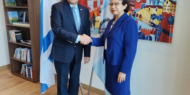 De Izq. a Der. se observa al embajador de Israel en Guatemala, Mattanya Cohen y a la Viceministra de Integración y Comercio Exterior, María Luisa Flores.
