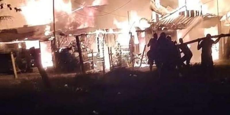 Ejército de Guatemala evacuó a familias afectadas por incendio forestal en Morales, Izabal