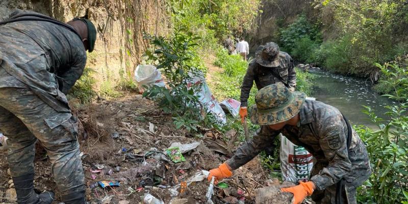 Ejército de Guatemala apoya limpieza de río Méndez en la zona 17 capitalina