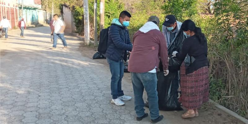 Salamá hace su parte con jornada de limpieza en su comunidad
