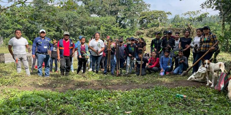 Enseñan a escolares importancia de los bosques con jornada de reforestación 