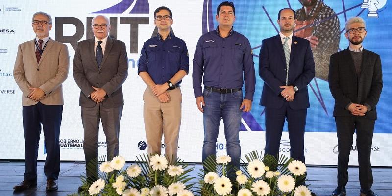 El ministro de economía, Dr. Janio Rosales (cuarto de Izq. a Der.) presidió el evento..