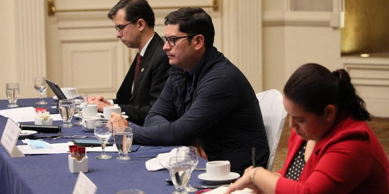 De Izq. a Der se observa al viceministro de Desarrollo de la Mipyme, Fernando Escalante y al ministro de Economía, Dr. Janio Rosales.