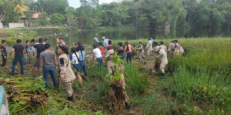 Efectúan limpieza en laguna de Aldea Paxcaman, Flores, Petén