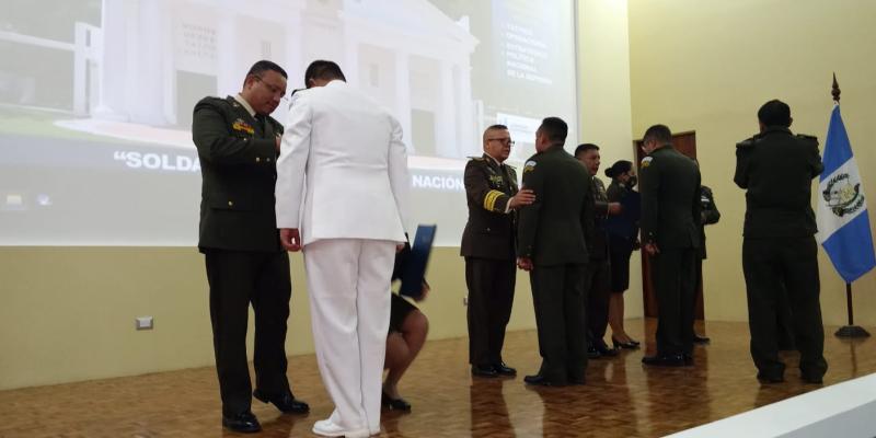 Comando Superior de Educación del Ejército concluye cursos de profesionalización militar