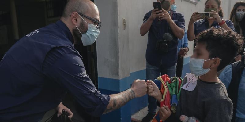 El secretario recibió a la niñez migrante