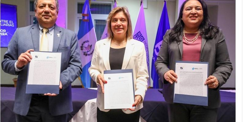 De Izq. a Der. se observa al gerente de la División de Banca Personal de BI, Edgar Chavarría; la Registradora del RGM, Claudia Solares; y la Coordinadora de Proyectos de la Subgerencia de Banca Moderna del Banco Industrial, Lucrecia de Arriola.