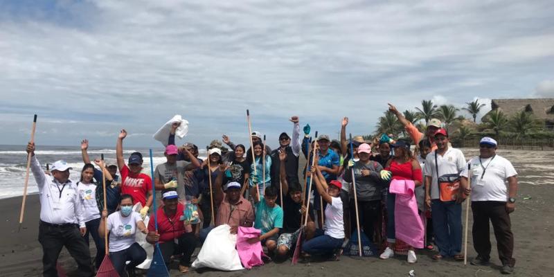 Estudiantes y el MARN limpian la playa de El Paredón
