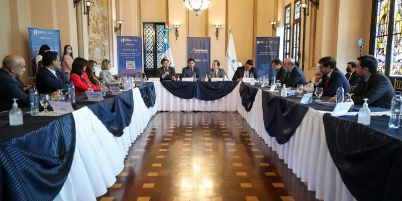 El ministro de economía, Dr. Janio Rosales (centro de la mesa principal) presidió el evento.