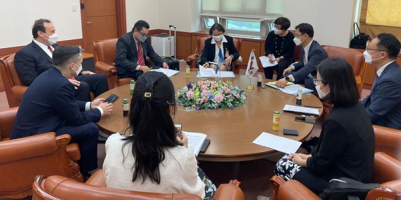 La Viceministra de Integración y Comercio Exterior, María Luisa Flores, durante su reunión con funcionarios del Ministerio de Economía de Corea..
