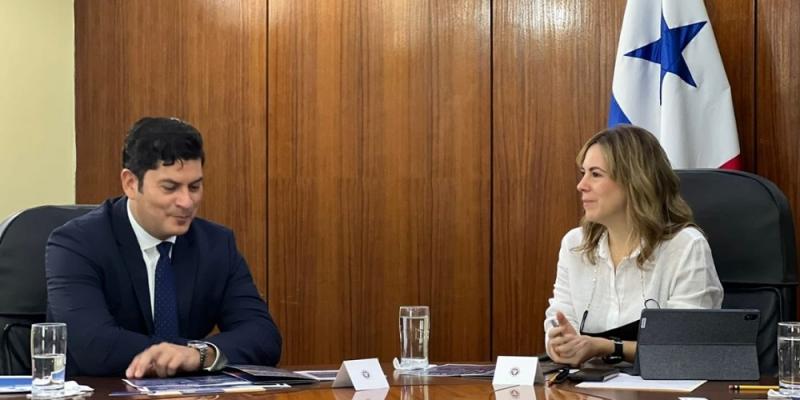 El ministro de Economía, Dr. Janio Rosales, comparte con Marcela Galindo, presidenta de la  CCIAP.