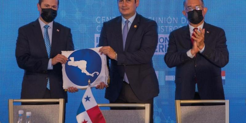 El ministro de economía, Dr. Janio Rosales (centro ) recibe la presidencia pro-témpore de COMIECO