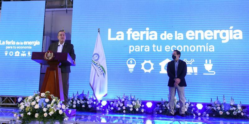 Presidente en Feria del INDE