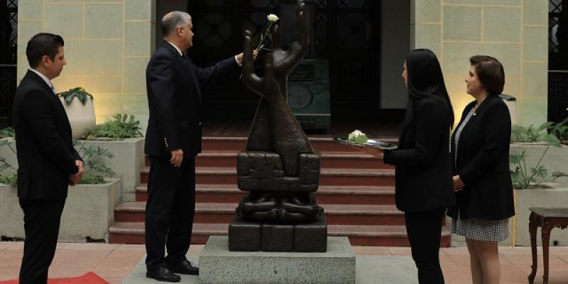 Embajador de Israel en Guatemala hace el cambio de la Rosa de la Paz